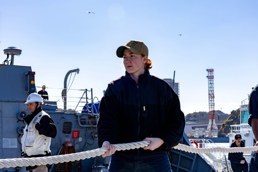 USS Benfold Get Underway