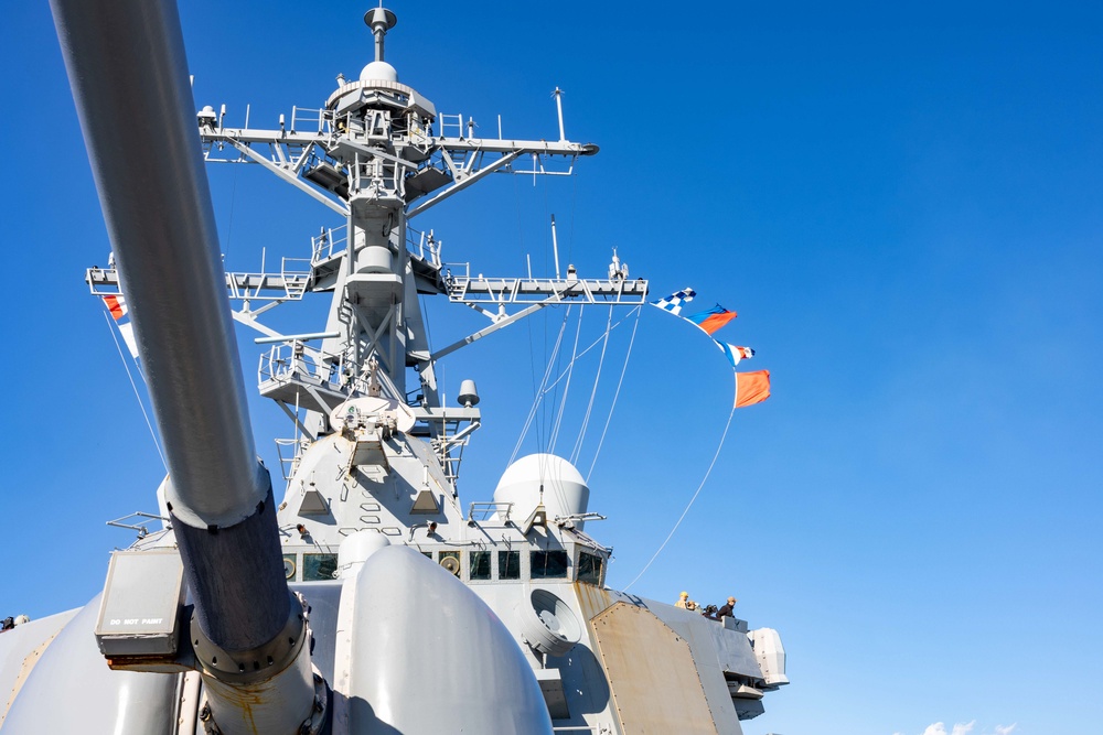 USS Benfold Get Underway