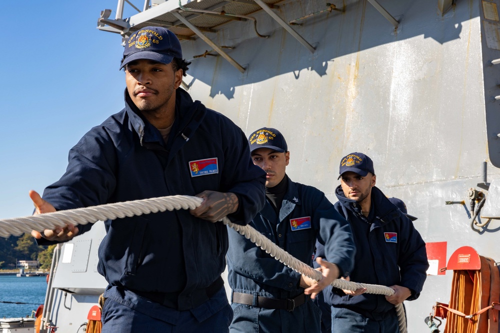 USS Benfold Get Underway