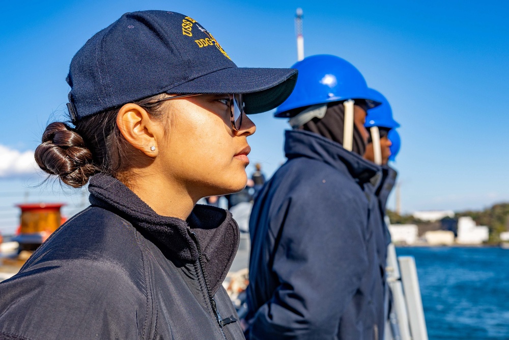 USS Benfold Get Underway