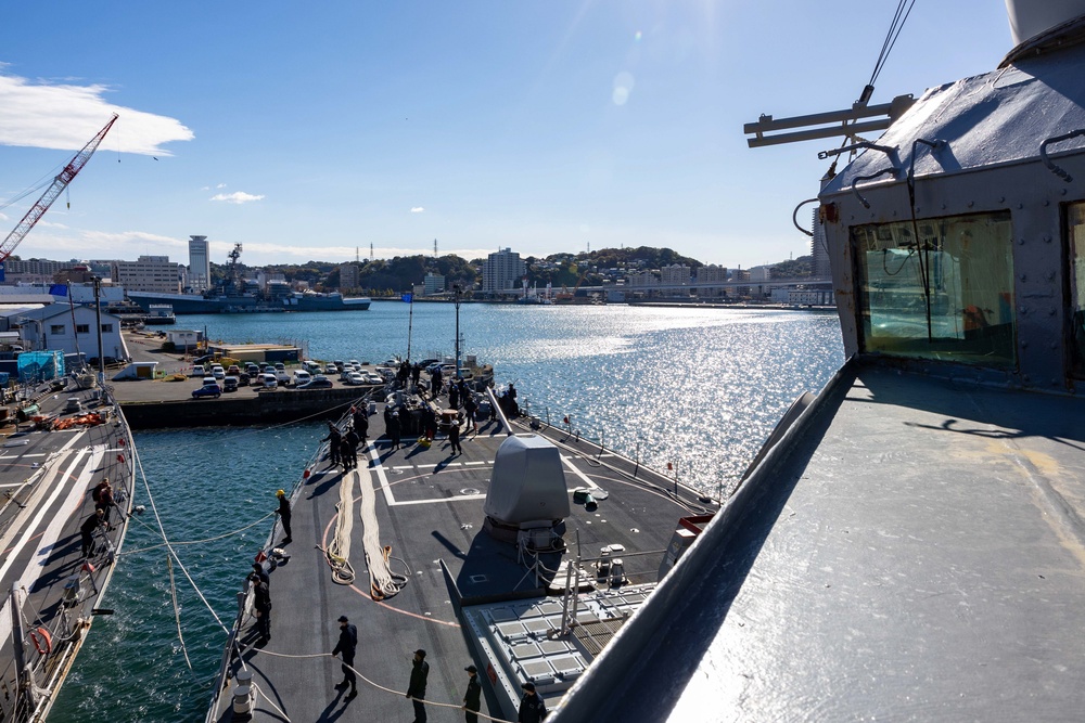 USS Benfold Get Underway