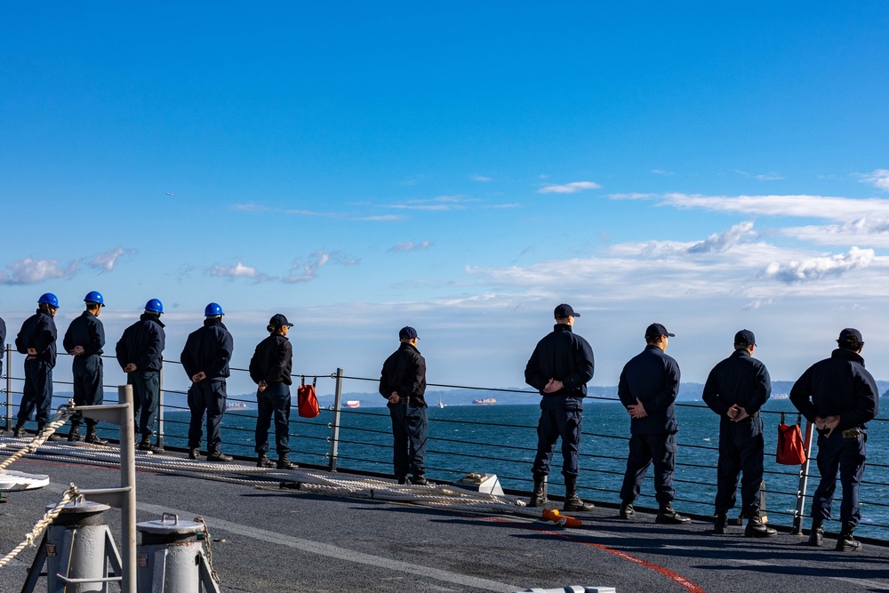 USS Benfold Get Underway