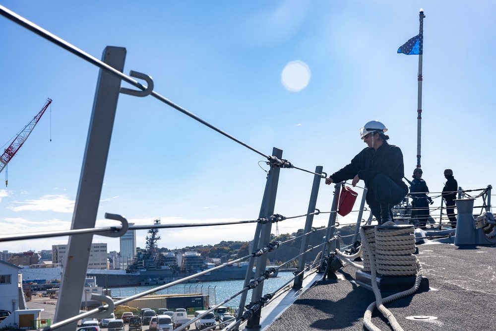 USS Benfold Get Underway