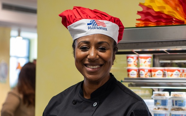 DoD leaders serve the KMC for Thanksgiving