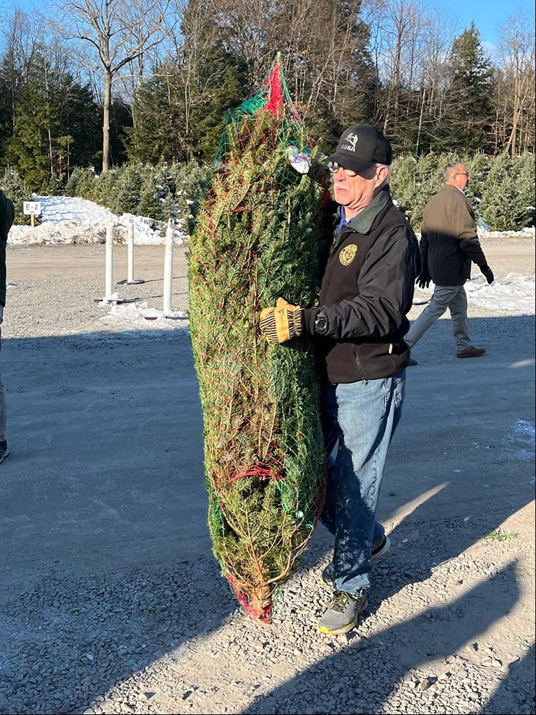 New York National Guard Soldiers Volunteer to Boost Trees for Troops