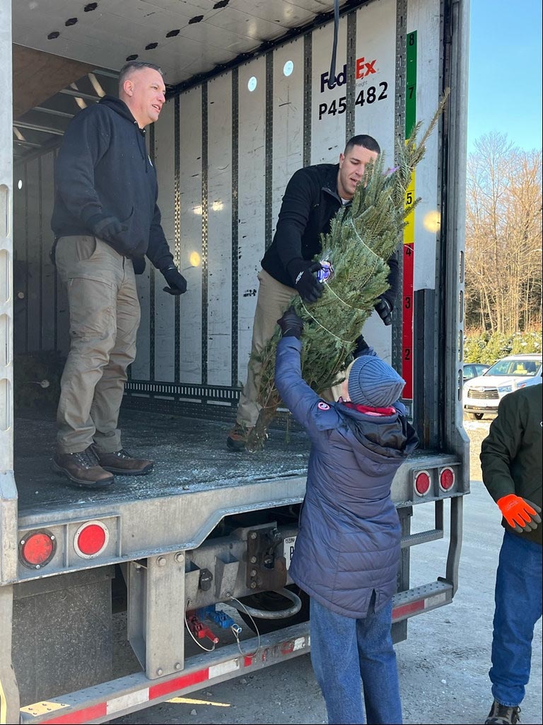 New York National Guard Soldiers Volunteer to Boost Trees for Troops