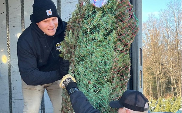 New York National Guard Soldiers Volunteer to Boost Trees for Troops
