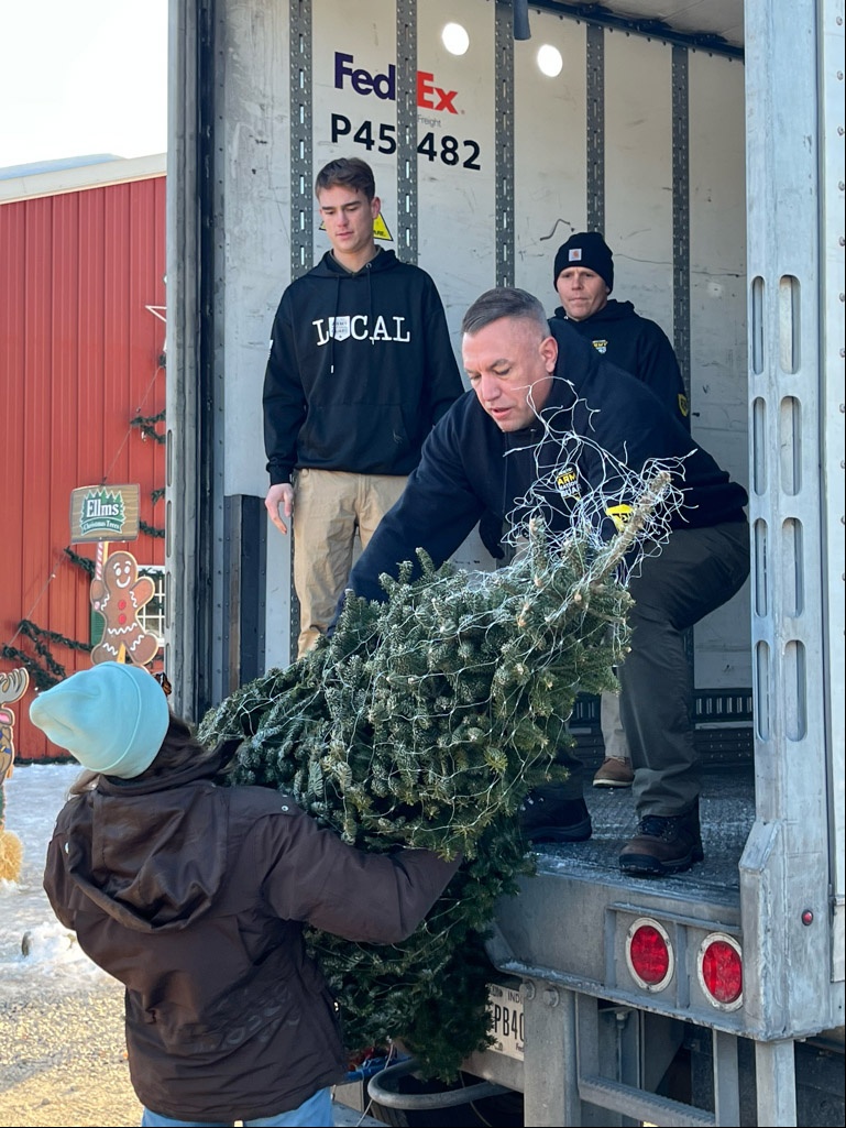 New York National Guard Soldiers Volunteer to Boost Trees for Troops