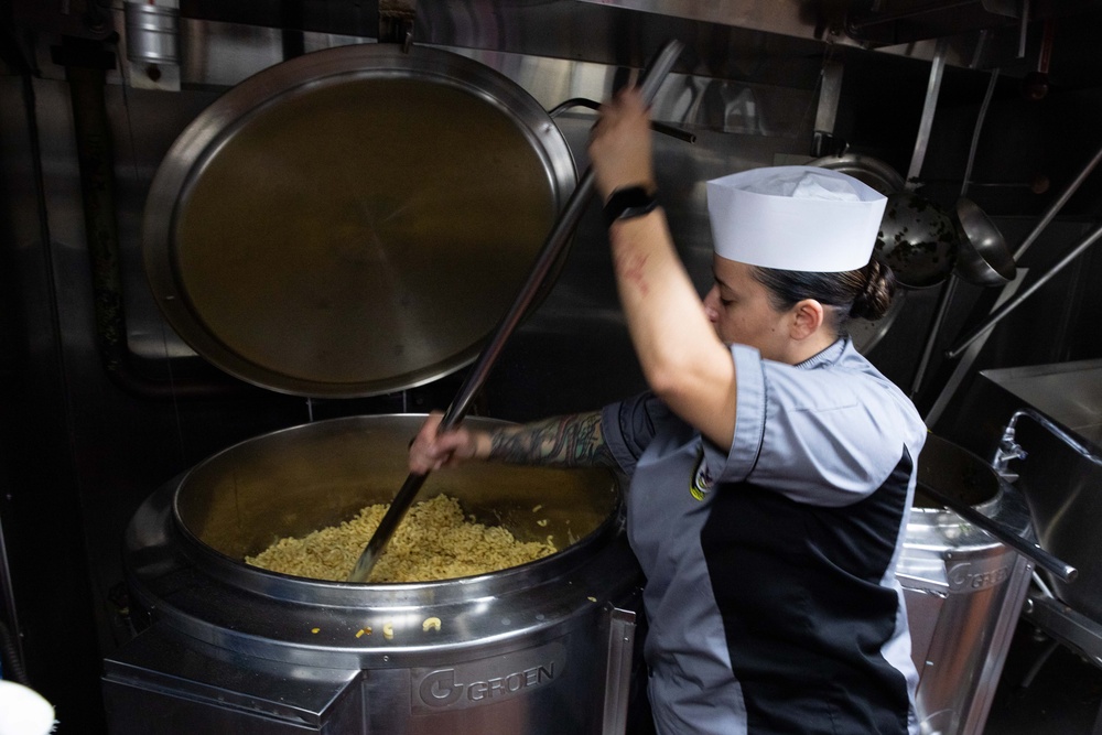 USS Stockdale cooks Thanksgiving meal