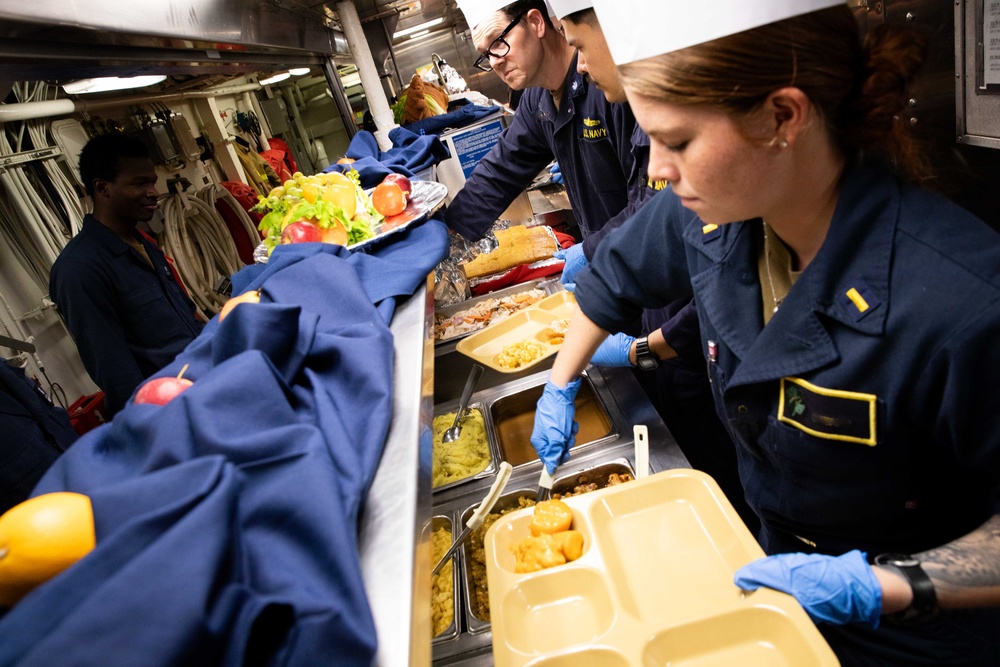 USS Stockdale cooks Thanksgiving meal