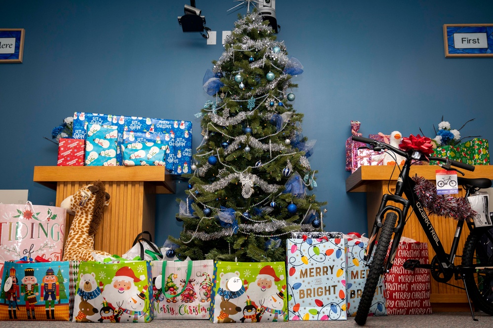 Naval Medical Center Portsmouth Pastoral Care Staff Sponsor an Angel Tree