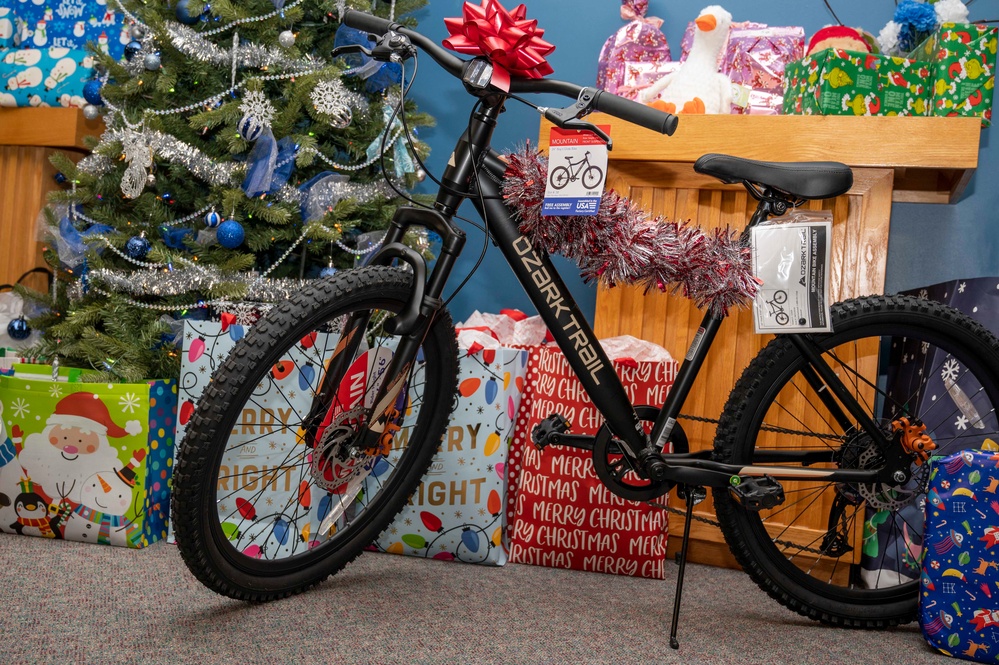 Naval Medical Center Portsmouth Pastoral Care Staff Sponsor an Angel Tree