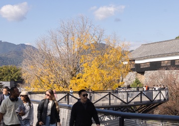 U.S., Australian Service Members Participate in Kumamoto Castle Tour