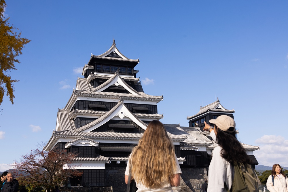 U.S., Australian Service Members Participate in Kumamoto Castle Tour