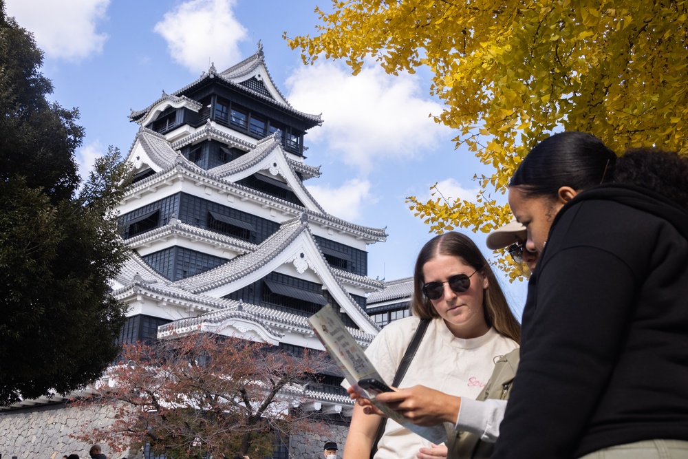 U.S., Australian Service Members Participate in Kumamoto Castle Tour