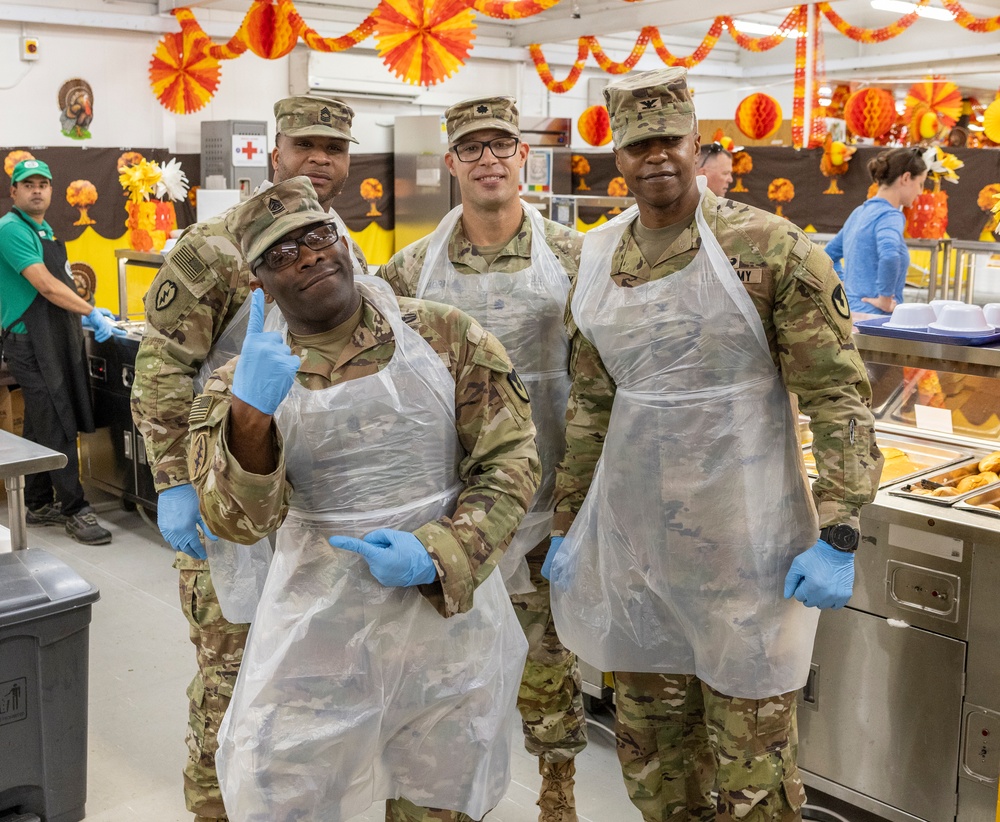 401AFSB leaders serving Thanksgiving meals