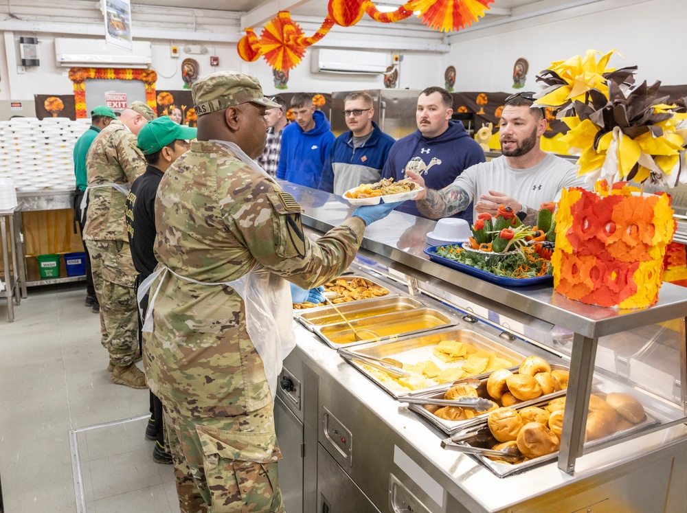 401AFSB leaders serving Thanksgiving meals