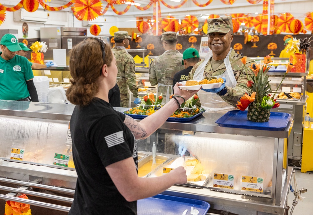 401AFSB leaders serving Thanksgiving meals