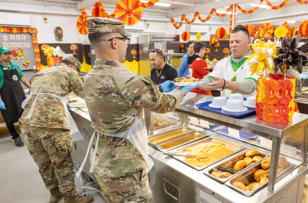 401AFSB leaders serving Thanksgiving meals