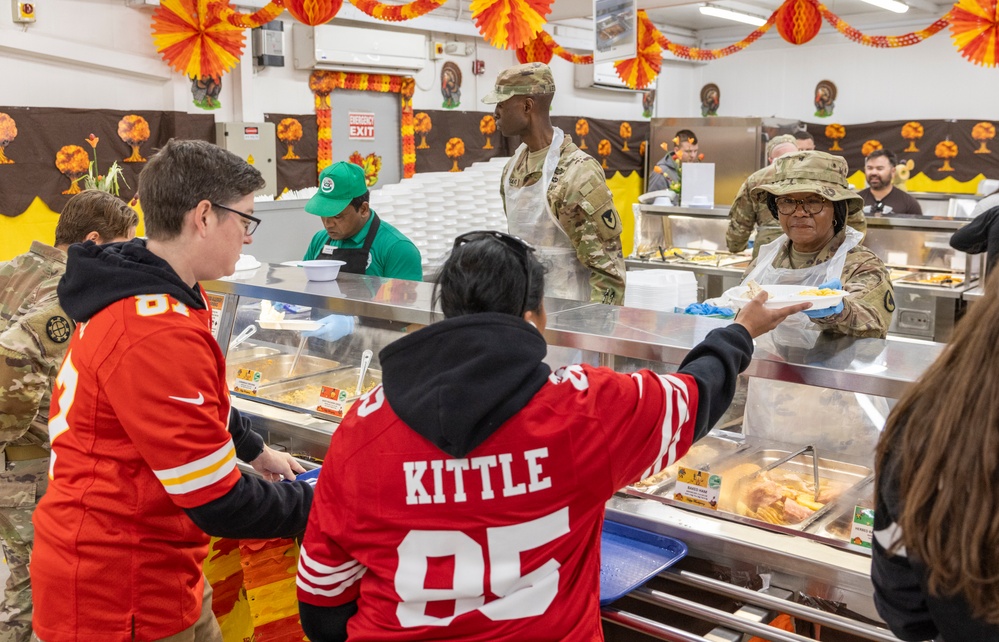 401AFSB leaders serving Thanksgiving meals