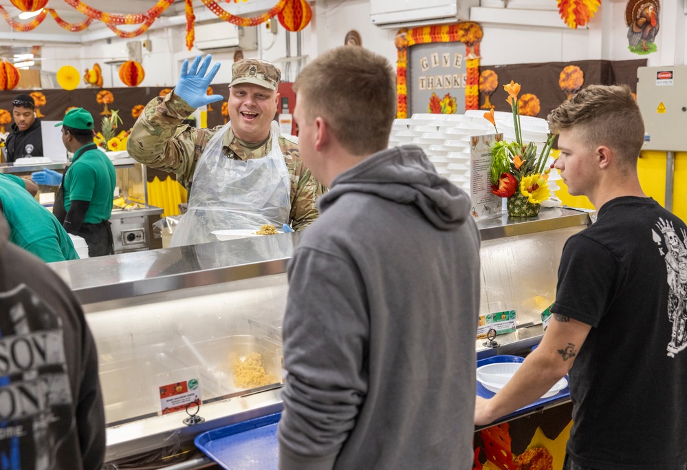 401AFSB leaders serving Thanksgiving meals