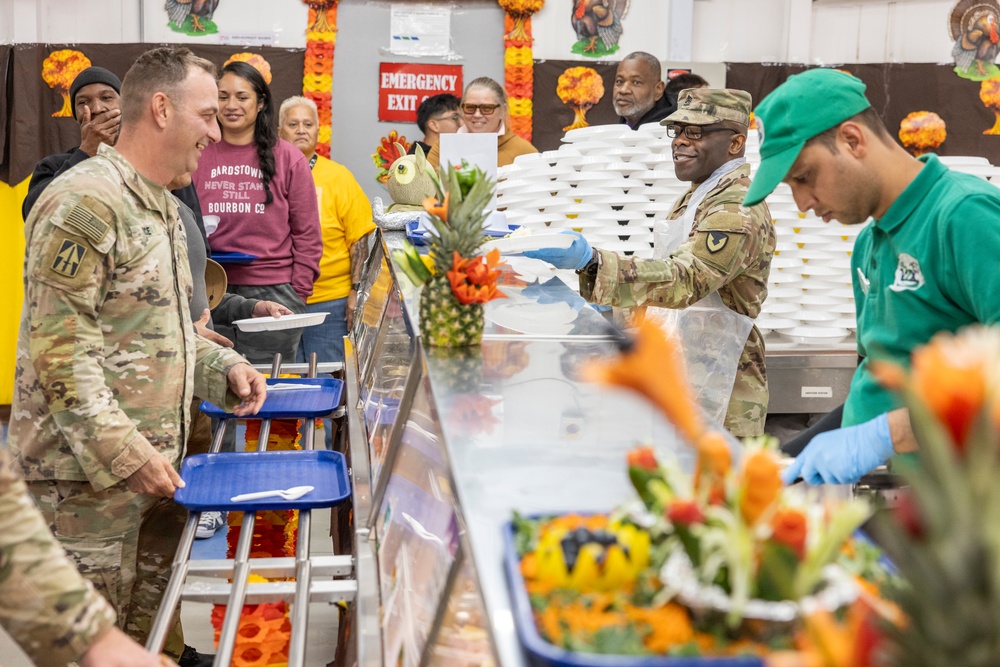 401AFSB leaders serving Thanksgiving meals