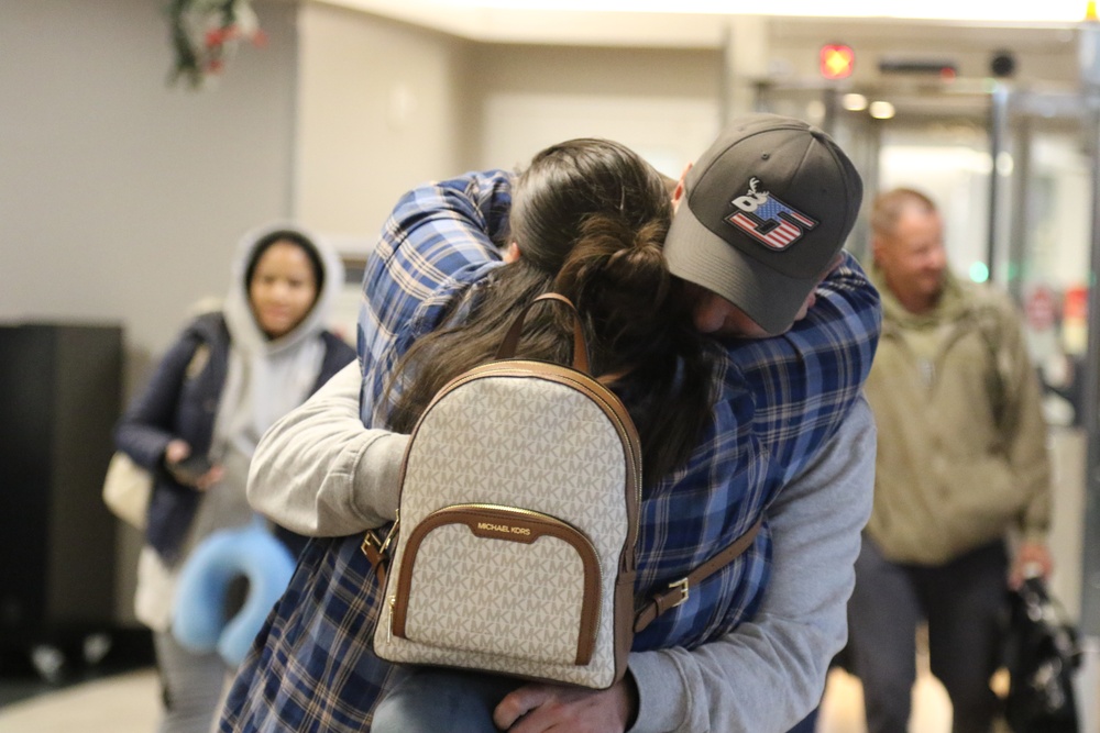 Illinois Army National Guard Troops Return Home