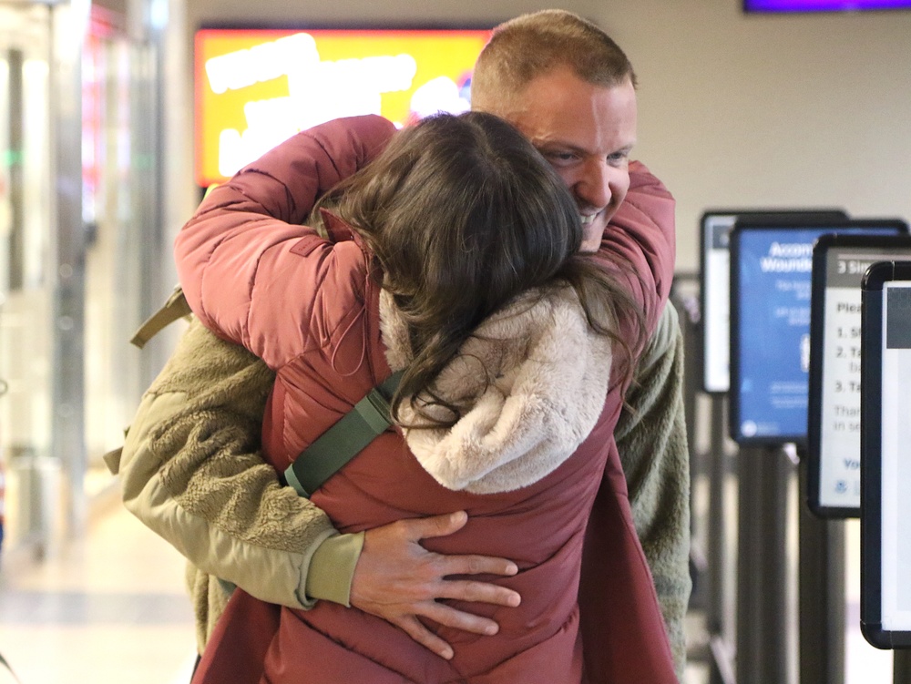 Illinois Army National Guard Troops Return Home