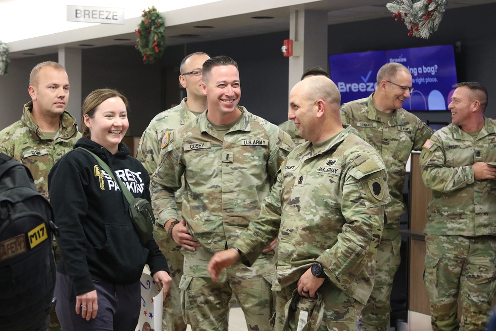 Illinois Army National Guard Troops Return Home