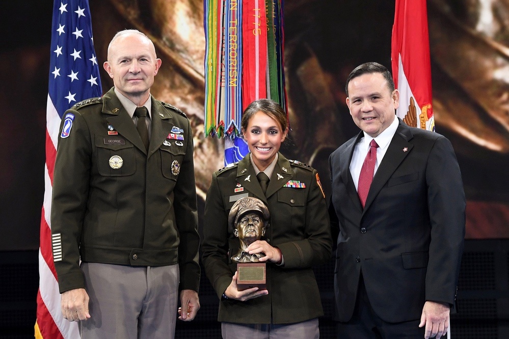 4th SFAB Nurse first in corps to earn MacArthur Leadership Award