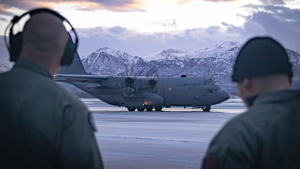 VMGR-153 supports Toys for Tots in Alaska