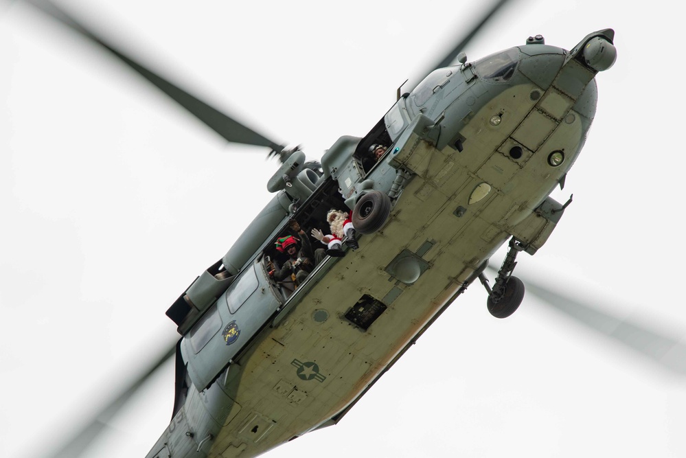 Santa flies over Naval Hospital Guam with HSC 25