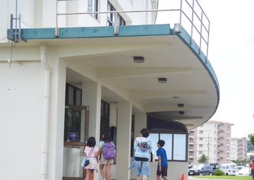 Camp Foster Opens Doors to Families on Workers' Day / キャンプ・フォスター、日本人基地従業員の家族に門戸を開く