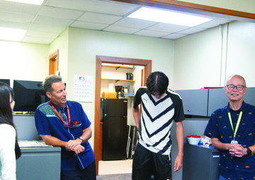 Camp Foster Opens Doors to Families on Workers' Day / キャンプ・フォスター、日本人基地従業員の家族に門戸を開く