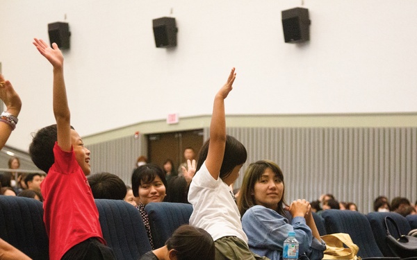 Camp Foster Opens Doors to Families on Workers' Day / キャンプ・フォスター、日本人基地従業員の家族に門戸を開く