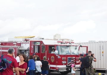 Camp Foster Opens Doors to Families on Workers' Day / キャンプ・フォスター、日本人基地従業員の家族に門戸を開く