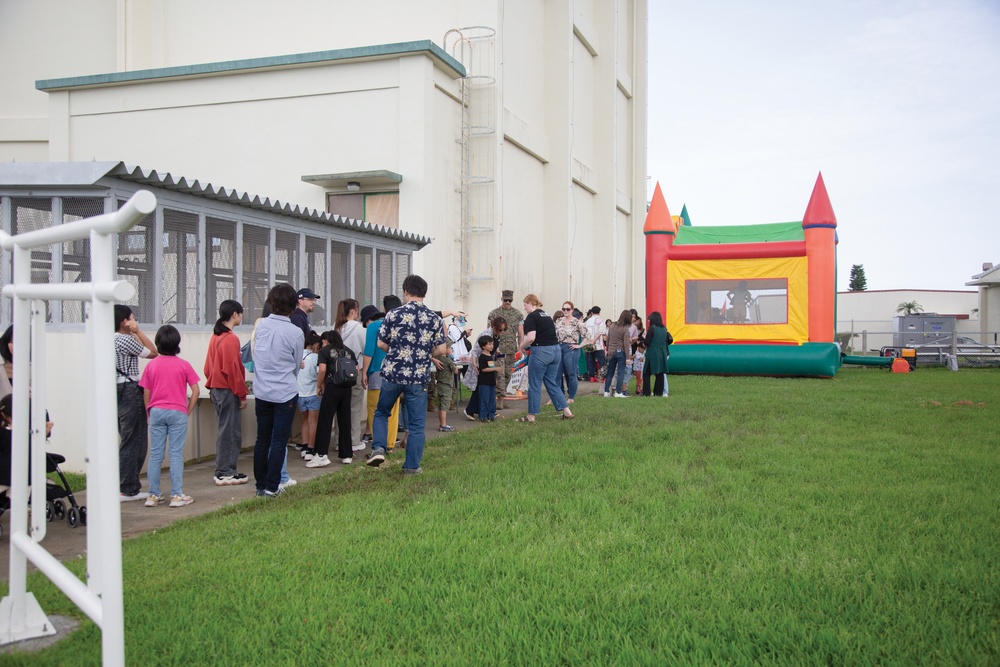 Camp Foster Opens Doors to Families on Workers' Day / キャンプ・フォスター、日本人基地従業員の家族に門戸を開く