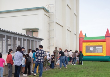 Camp Foster Opens Doors to Families on Workers' Day / キャンプ・フォスター、日本人基地従業員の家族に門戸を開く
