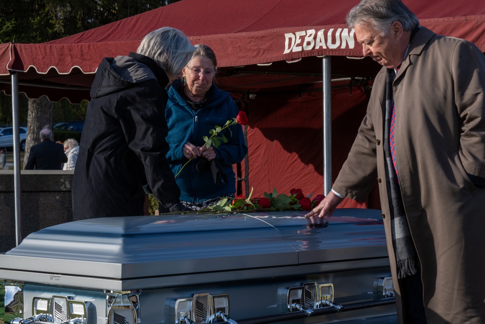 AIRMEN HONOR LATE GENERAL HETTLINGER; FULL HONORS FUNERAL IN TERRE HAUTE