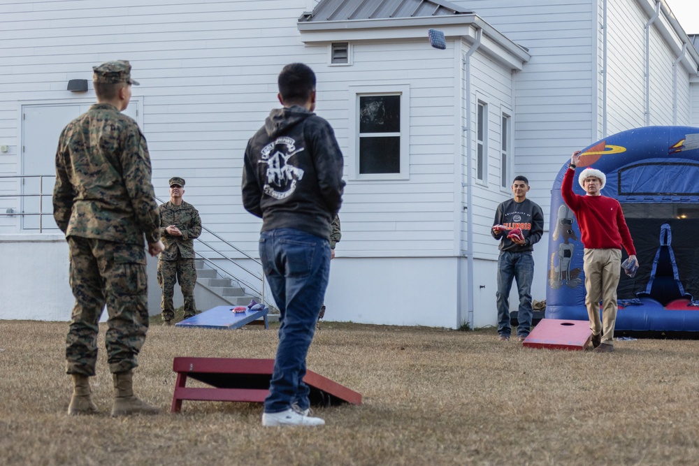 Marine Corps Combat Service Support Schools hosts tree lighting event