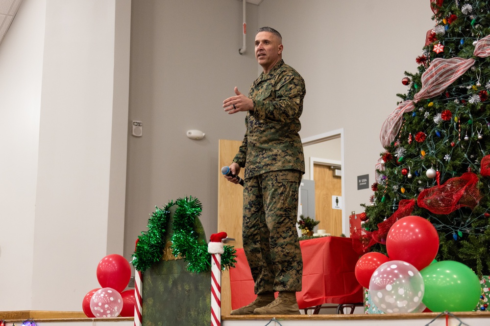 Marine Corps Combat Service Support Schools hosts tree lighting event