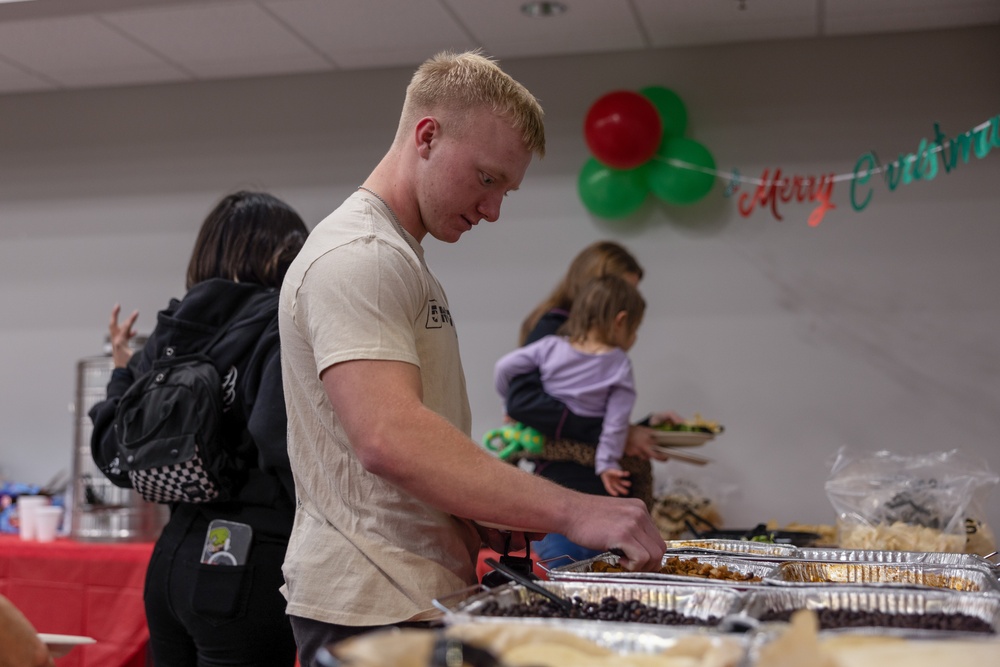 Marine Corps Combat Service Support Schools hosts tree lighting event