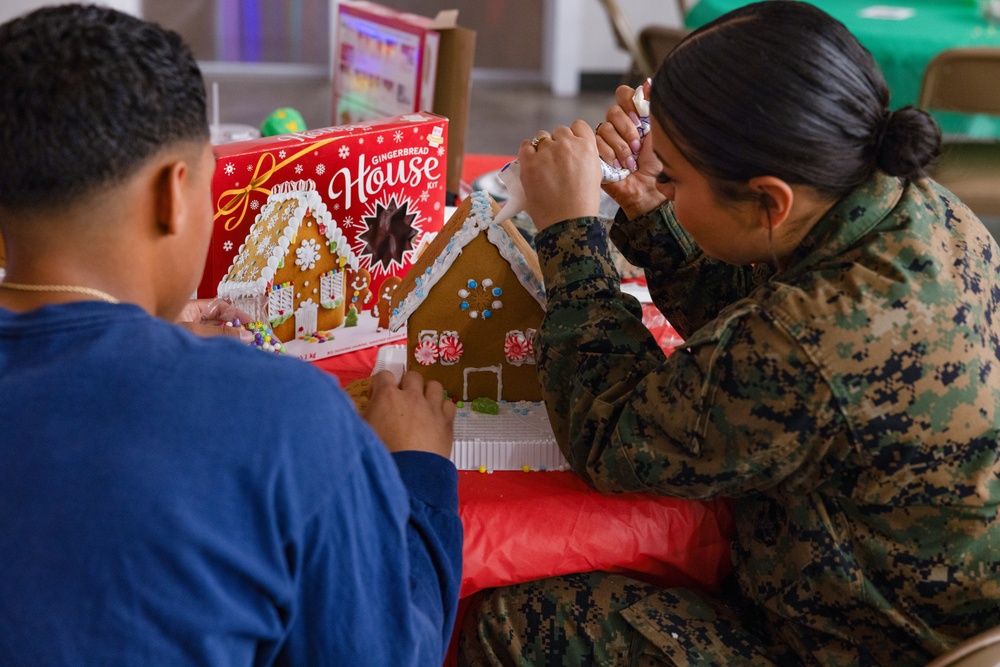 Marine Corps Combat Service Support Schools hosts tree lighting event