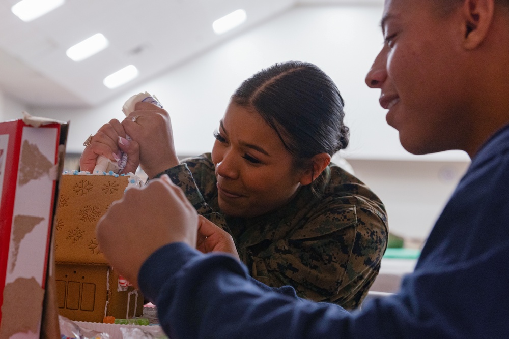 Marine Corps Combat Service Support Schools hosts tree lighting event