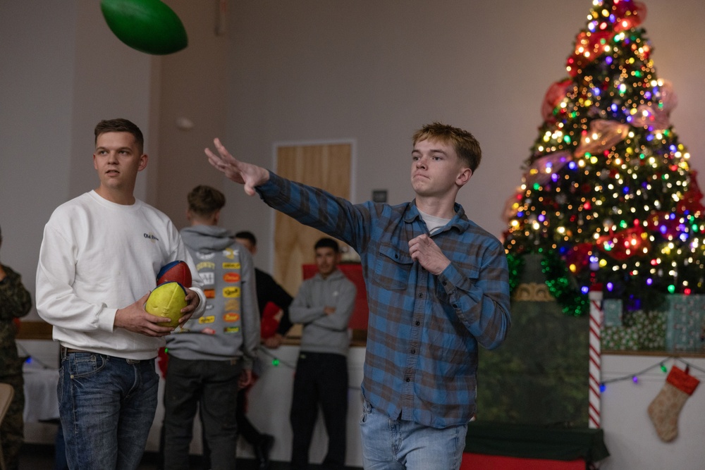 Marine Corps Combat Service Support Schools hosts tree lighting event