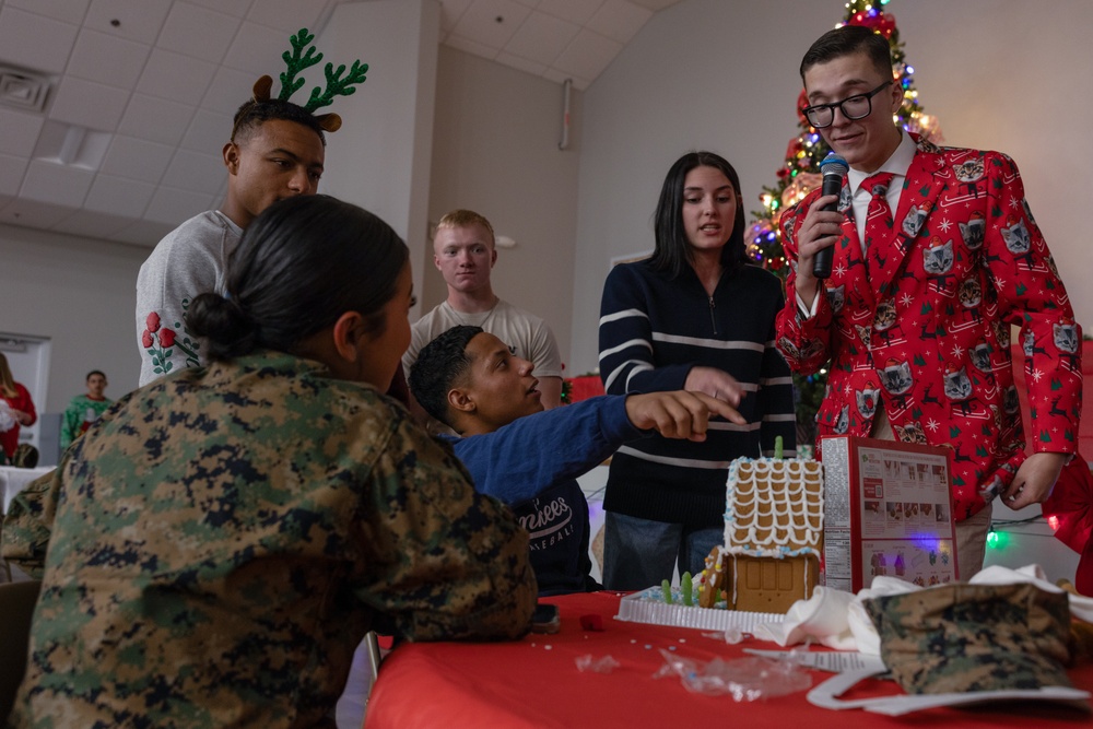 Marine Corps Combat Service Support Schools hosts tree lighting event