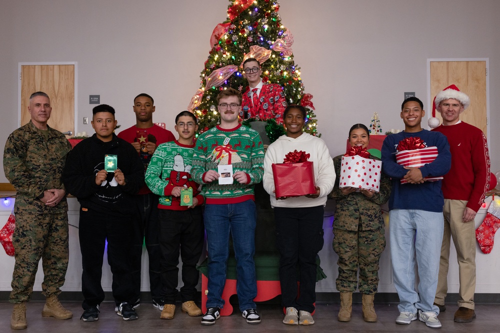 Marine Corps Combat Service Support Schools hosts tree lighting event