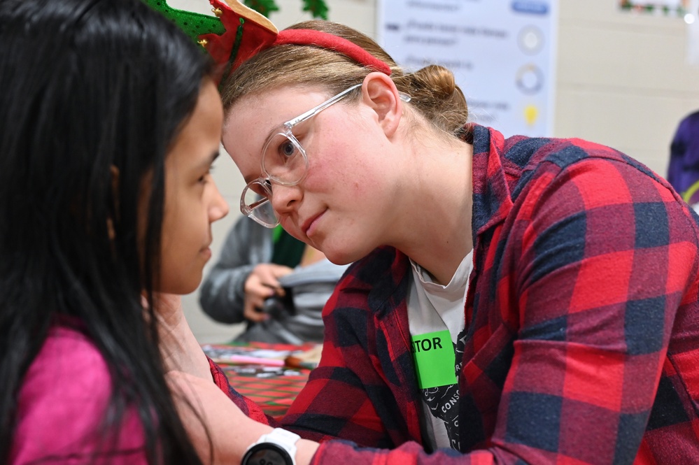 187th Medical Battalion spreads holiday cheer at Briscoe Elementary