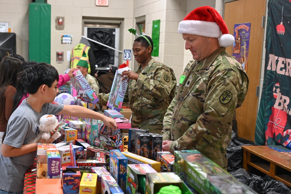 187th Medical Battalion spreads holiday cheer at Briscoe Elementary