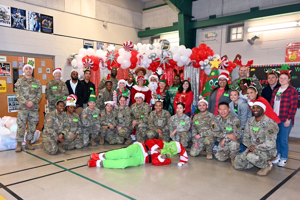 187th Medical Battalion spreads holiday cheer at Briscoe Elementary